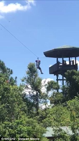 Một du khách nam và con trai bị mắc kẹt trên đường zipline gần nửa tiếng trước khi được giải cứu an toàn