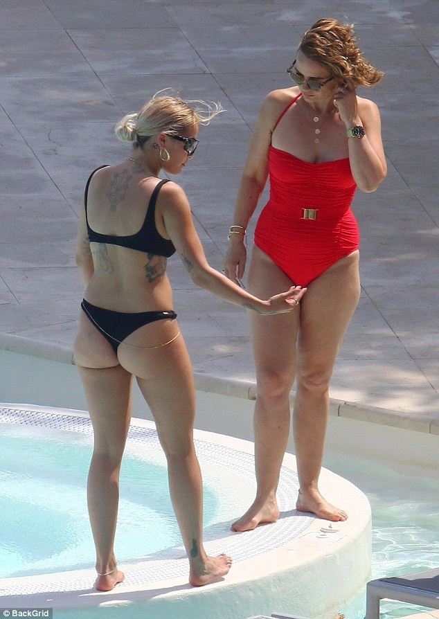 Mẹ Rita Ora trẻ đẹp chẳng kém con gái - 1
Bà Vera, 52 tuổi, diện áo tắm đỏ rực trong kỳ nghỉ cùng chồng con tại Monaco dịp cuối tuần qua