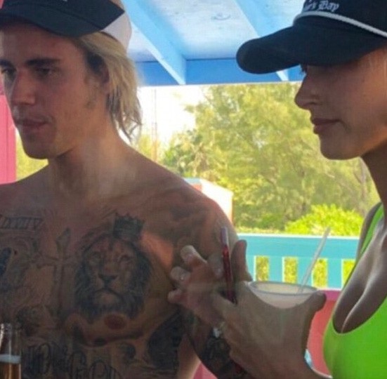 Justin Bieber đính hôn với Hailey Baldwin? - 1
Người mẫu Hailey Baldwin lộ nhẫn kim cương khủng trên ngón tay áp út khi cùng bạn trai Justin Bieber đi nghỉ tại Bahamas hồi cuối tuần trước