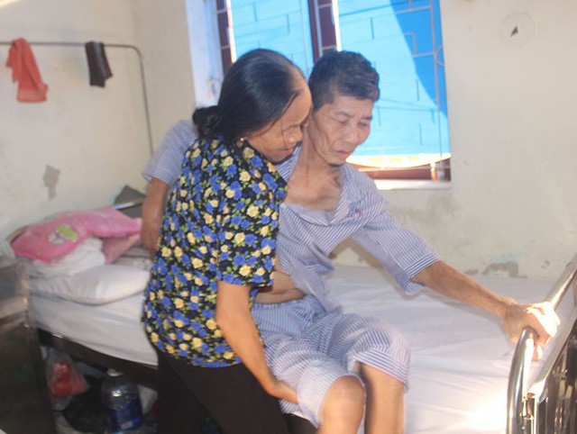 Hơn 90 triệu đồng đến với cụ bà chăm chồng tai biến, 2 cháu đói khát - 1 Chồng bị tai biến, các cháu ốm đau, mọi gánh nặng đều đè lên người phụ nữ đã ngoài 60.