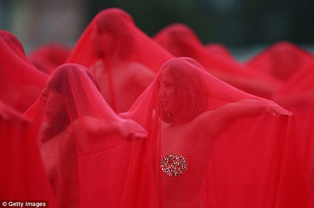 500 người khỏa thân trong tiết trời lạnh giá “vì nghệ thuật” - 1 Hàng trăm người đã có mặt, thoát y và khoác lên mình tấm vải mỏng manh trong tiết trời lạnh giá để giúp nhiếp ảnh gia Tunick thực hiện loạt ảnh mới.