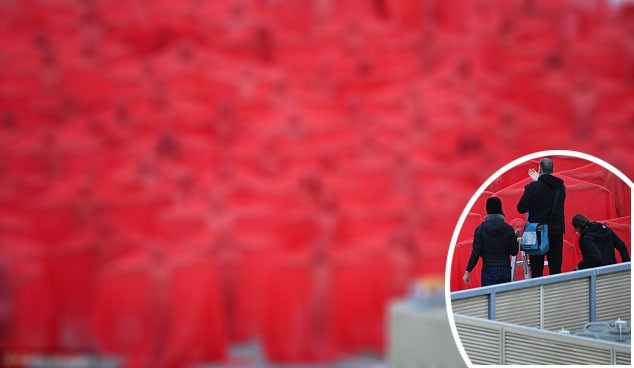500 người khỏa thân trong tiết trời lạnh giá “vì nghệ thuật” - 3 Trên thế giới, Tunick được biết tới là tay máy chuyên chụp ảnh khỏa thân tập thể, mỗi khi ông đi tới đâu để thực hiện tác phẩm, Tunick thường huy động được khá đông tình nguyện viên.