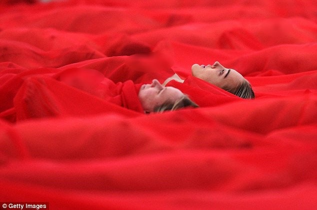 500 người khỏa thân trong tiết trời lạnh giá “vì nghệ thuật” - 11 500 người khỏa thân trong tiết trời lạnh giá “vì nghệ thuật” - 11