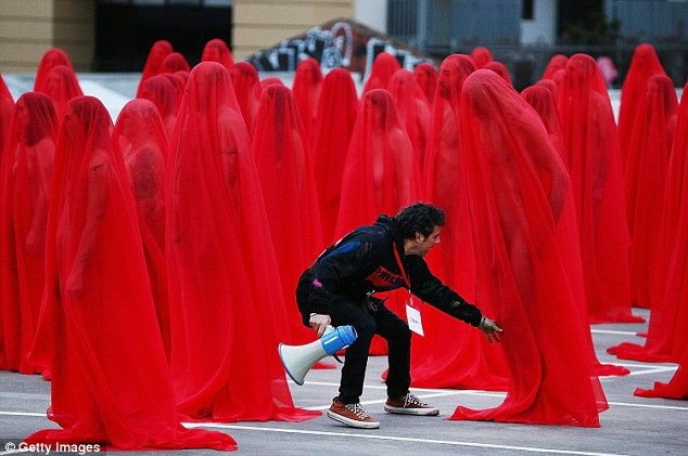 500 người khỏa thân trong tiết trời lạnh giá “vì nghệ thuật” - 15 Ê-kíp hậu trường hỗ trợ nhiếp ảnh gia trong buổi chụp hình.