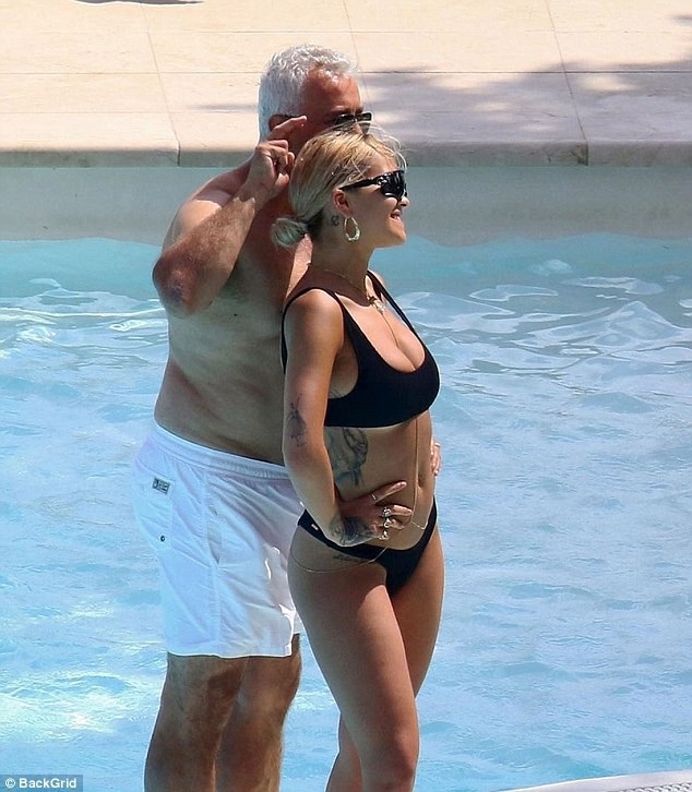 Mẹ Rita Ora trẻ đẹp chẳng kém con gái - 5
Rita Ora và khoảnh khắc dễ thương bên bố, ông Besnik