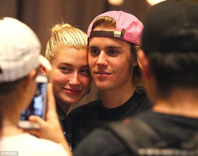 Justin Bieber đính hôn với Hailey Baldwin? - 6
Ca sỹ 24 tuổi và bạn gái 21 tuổi từng hẹn hò vào năm 2016 nhưng chia tay nhau và mới hàn gắn hồi tháng 6 vừa qua