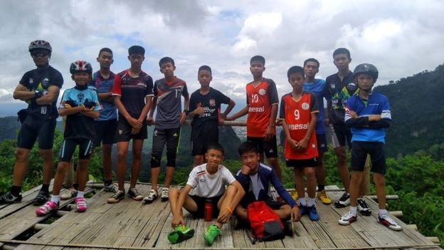 Toàn cảnh cuộc giải cứu "nghẹt thở" đội bóng Thái Lan - 1
12 cầu thủ trong độ tuổi từ 11-16 và một huấn luyện viên 25 tuổi của đội bóng Lợn Rừng mắc kẹt do nước lũ sau khi vào hang Tham Luang thám hiểm ngày 23/6. (Ảnh: Facebook)