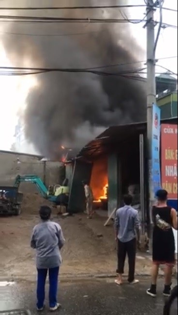 Hà Nội: Cháy kho vật liệu xây dựng, nhiều người chạy tán loạn - 1
Hiện trường vụ cháy kho chứa vật liệu xây dựng (Ảnh: Nguyễn Ngọc Tùng).