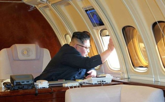 Chuyên cơ nghi của ông Kim Jong-un bất ngờ xuất hiện tại Nga - 1 Nhà lãnh đạo Kim Jong-un ngồi trên máy bay trong chuyến công du tới Trung Quốc (Ảnh: KCNA)