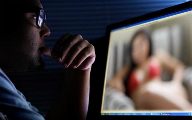 Chồng thờ ơ chuyện gối chăn với vợ vì mải mê chat sex với gái lạ - 1 Phát hoảng phát hiện chồng thường chát XXX với gái lạ. Ảnh minh họa