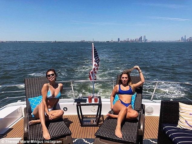 
Selena Gomez vui vẻ bên bạn bè trong khi bạn trai cũ, Justin Bieber đính hôn.
