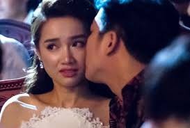 Những màn cầu hôn ấn tượng nhất của showbiz Việt - 4 Biểu cảm của Nhã Phương khiến khán giả đặt nghi vấn liệu rằng cô có đang hạnh phúc khi được cầu hôn?
