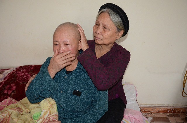 Chồng mới chết vì ung thư não, vợ lại nguy kịch bởi ung thư vú - 8 Hàng chục năm đưa chồng đi các bệnh viện, nay bản thân lại mắc bệnh hiểm nghèo. Người đàn bà tội nghiệp này đã gánh trên vai khoản nợ hàng trăm triệu.