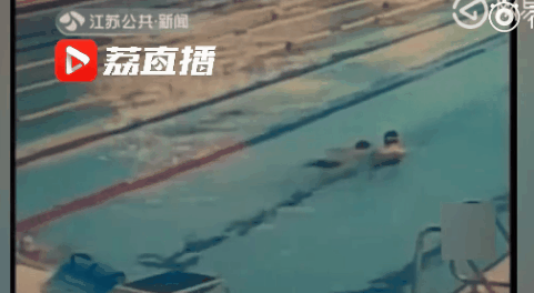 Khách Trung Quốc đi vệ sinh ngay giữa... bể bơi công cộng - 1 Du khách kinh hoàng chạy khỏi bể bơi khi phát hiện vật thể lạ nổi trên mặt nước
