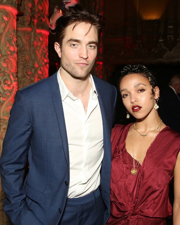 Robert Pattinson hôn Suki Waterhouse trên phố - 10
Cặp đôi đính hôn từ năm 2015 tới năm 2017