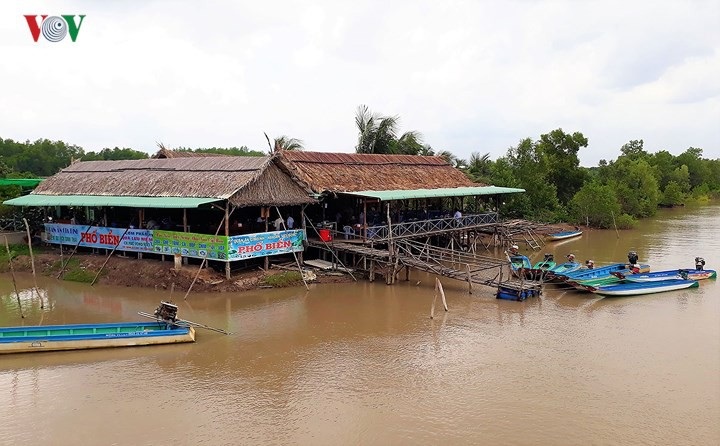 Đặc sắc nhà “cao cẳng” ở đất Mũi Cà Mau - 9 Cùng với sự phát triển kinh tế, các ngôi nhà cao cẳng nơi đây ngày càng hoành tráng.