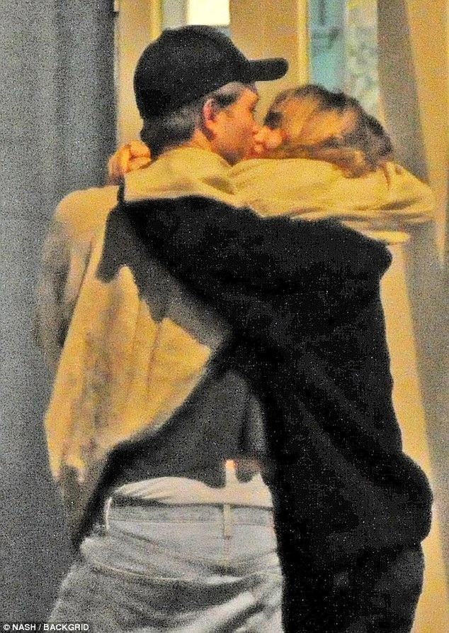 Robert Pattinson hôn Suki Waterhouse trên phố - 2
Robert Pattinson hôn Suki Waterhouse say đắm khi 2 người tới rạp chiếu phim để xem bộ phim Mamma Mia! Here We Go Again