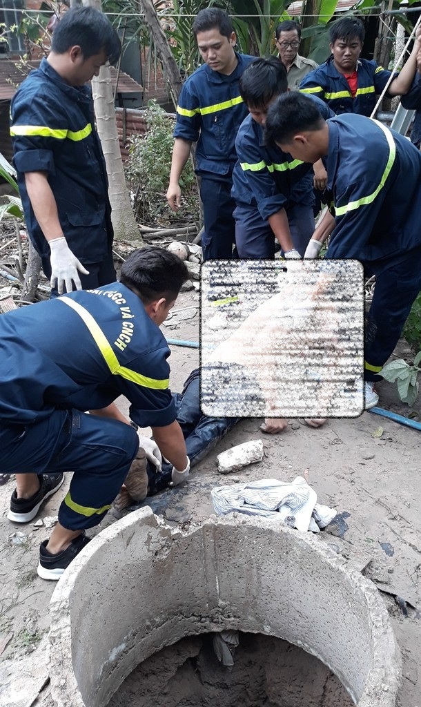 Nam thanh niên tâm thần tử vong dưới giếng - 1 Lực lượng cứu hộ đưa thi thể anh Th. lên mặt đất