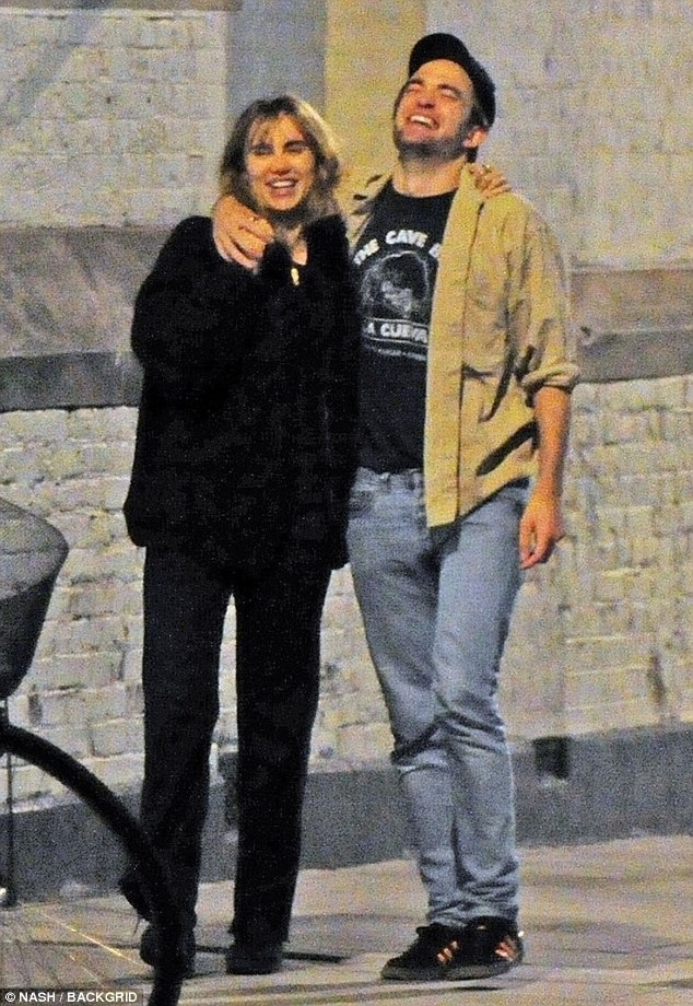 Robert Pattinson hôn Suki Waterhouse trên phố - 3
Nam diễn viên 32 tuổi và nữ diễn viên 26 tuổi ăn vận đơn giản và thoải mái khi đi chơi cùng nhau