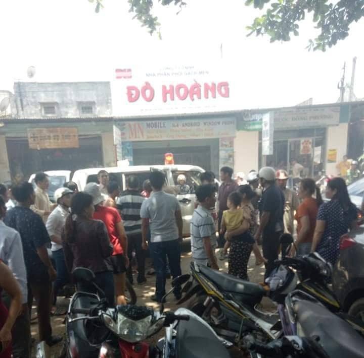 Hai học sinh nhập viện cấp cứu nghi do nổ bình gas mini - 3 Rất đông người dân hiếu kỳ tấp trung xung quanh căn nhà xảy ra vụ nổ