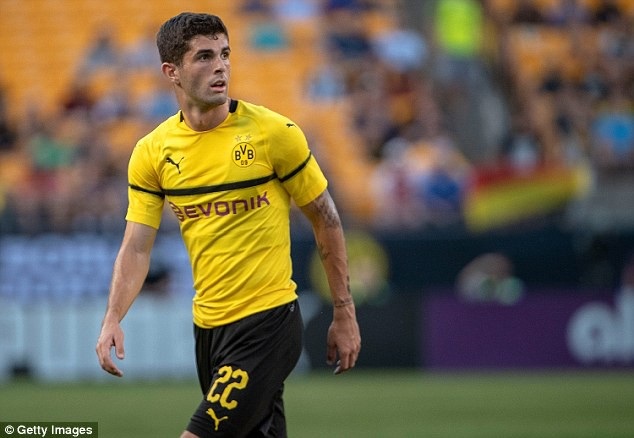 Những “bom tấn” chờ kích nổ những ngày cuối “chợ Hè” Premier League - 8
Dù mới 19 tuổi nhưng Christian Pulisic đã gây ấn tượng mạnh mẽ trong những năm qua. Chelsea dự định sẽ chi tới 65 triệu bảng để thuyết phục Dortmund nhả cầu thủ này. Dù vậy, họ vấp phải sự cạnh tranh lớn từ cả Real Madrid lẫn Bayern Munich.