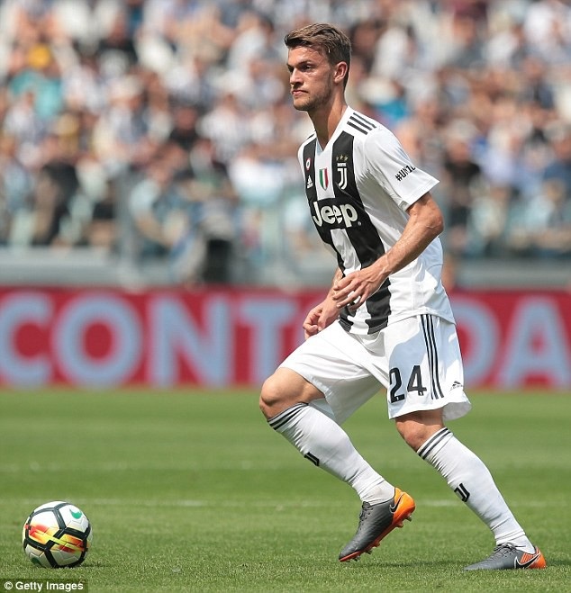 Những “bom tấn” chờ kích nổ những ngày cuối “chợ Hè” Premier League - 7
Vụ Rugani đang dần được mở nút thắt khi Juventus sắp có được Bonucci. Thời gian qua, Chelsea đã cử đại diện sang Italia để đàm phán với Juventus ở vụ này. Trung vệ trẻ người Italia có thể gia nhập Chelsea với giá 45 triệu bảng. HLV Sarri đang rất mong chờ đón người đồng hương cập bến Stamford Bridge.