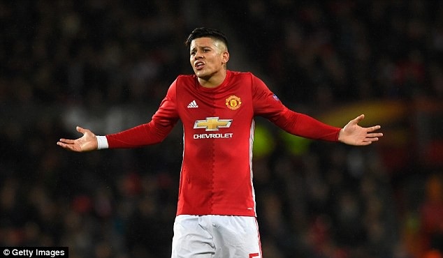 Những “bom tấn” chờ kích nổ những ngày cuối “chợ Hè” Premier League - 4
Trong những ngày cuối thị trường chuyển nhượng mùa Hè, Everton đang tìm mọi cách để sở hữu Marcos Rojo. CLB vùng Merseyside đã ra giá 30 triệu bảng cho cầu thủ người Argentina. Khả năng MU bán Marcos Rojo khá cao nếu như họ đón thêm 1 trung vệ mới về Old Trafford.