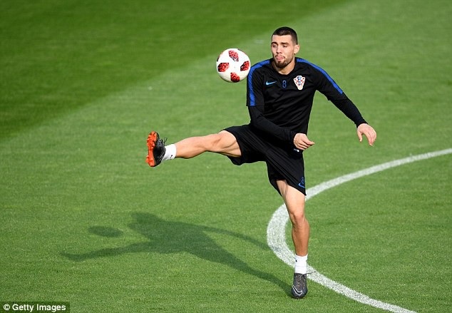 Những “bom tấn” chờ kích nổ những ngày cuối “chợ Hè” Premier League - 5
Hơn một lần, Kovacic đã lặp lại thông điệp muốn rời khỏi Real Madrid. Man City đang rất muốn có được chữ ký của cầu thủ này sau khi hụt Jorginho vào tay Chelsea. Vấn đề của vụ này nằm ở mức giá của Kovacic. Real Madrid yêu cầu thu về 80 triệu bảng. Đương nhiên, Man “xanh” không đời nào chi ra số tiền lớn như vậy. Mọi chuyện sẽ được giải quyết nếu như Real Madrid chấp nhận giảm giá.