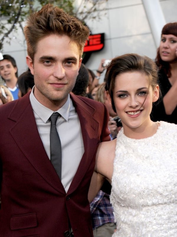 Robert Pattinson hôn Suki Waterhouse trên phố - 7
Kristen Stewart còn gây ra scandal tình ái khi hẹn hò với đạo diễn có vợ Rupert Sanders khi đang yêu Pattinson và sau đó cô đã công khai xin lỗi bạn trai trên báo