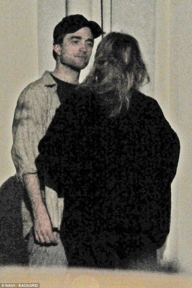 Robert Pattinson hôn Suki Waterhouse trên phố - 5
Cách đây ít tuần thậm chí có tin đồn Robert Pattinson tái hợp với tình cũ Kristen Stewart