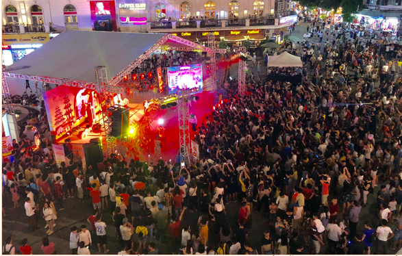 Quảng trường không còn chỗ trống bởi các hoạt động văn hóa hấp dẫn chào đường bay mới đến Nhật Bản của Vietjet