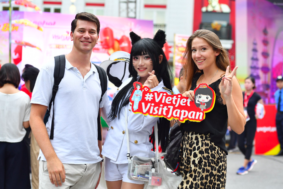 Văn hóa cosplay đậm chất Nhật Bản được Vietjet tái hiện tại phố đi bộ Hà Nội tạo sức hút lớn cho người dân và du khách.