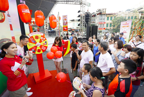 Trò chơi “Vòng xoay may mắn” cũng thu hút không kém bởi phần thi trả lời câu hỏi về văn hóa Nhật Bản, thông tin về các đường bay, dịch vụ Vietjet nhận các quà tặng thú vị.