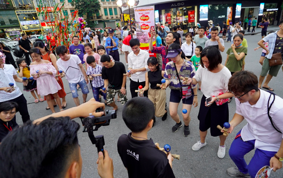 Đến với “Vietjet visit Japan”, du khách còn được xem biểu diễn trò chơi truyền thống Kendama và trải nghiệm thử trò chơi khéo léo nổi tiếng này.