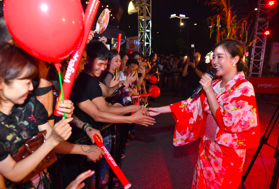 Là người yêu mến và gắn bó với đất nước Nhật Bản, ca sĩ Văn Mai Hương mang đến đêm nhạc các tiết mục biểu diễn lôi cuốn.