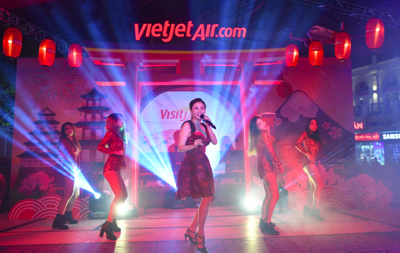 Nữ ca sĩ gốc Hà Nội cảm ơn Vietjet đã cho cô cơ hội trải nghiệm đường bay mới thuận tiện cùng dịch vụ vượt trội trên tàu bay mới hiện đại. Hòa cùng không khí cuồng nhiệt của hàng nghìn khán giả, Văn Mai Hương hy vọng hàng triệu hành khách sẽ có thêm cơ hội đi lại, du lịch trải nghiệm đất nước Nhật Bản xinh đẹp cùng Vietjet. “Một cuộc hành trình không phải được đo bằng dặm mà bằng tình bạn. Sẽ là những trải nghiệm khác biệt khi bạn khám phá đó đây, gặp gỡ những người bạn mới, tận hưởng các điểm đến hấp dẫn cùng những người thân mình yêu quý. “Bay cùng nhau, bay Vietjet”, hy vọng mọi người sẽ có thời gian vui vẻ và hạnh phúc trên các hành trình của chính mình”, Văn Mai Hương xúc động chia sẻ với hàng nghìn khán giả về MV mới “Never Worry” song ca cùng nam ca sĩ Nhật Bản Shogo trên hành trình khám phá Osaka cùng Vietjet.
