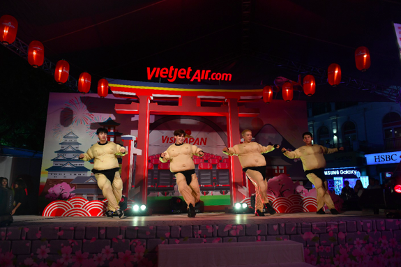 Tiết mục nhảy sumo sôi động, hài hước…