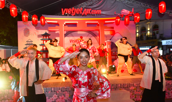 #baycungnhau #bayVietjet #VietjetvisitJapan là những hastag “hot” nhất ngày hội, tạo nên xu hướng đi lại, du lịch, trải nghiệm mới mẻ cho hành khách. Cùng thời điểm, tại thành phố Osaka náo nhiệt, Vietjet cũng tổ chức các hoạt động hấp dẫn chào các đường bay mới đến Nhật Bản dành cho du khách.