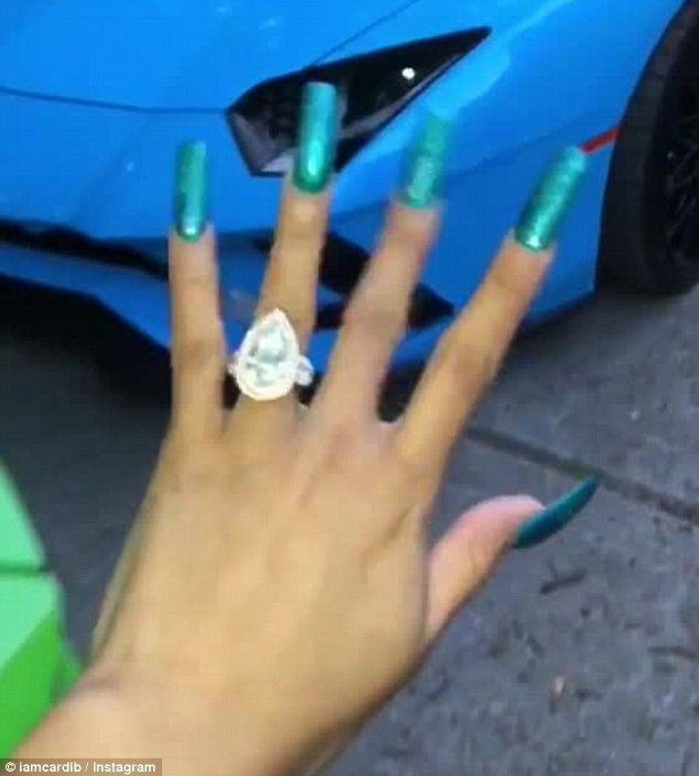 Choáng với những kiểu móng tay cầu kỳ của Cardi B - 3
Cô thường xuyên chia sẻ các mẫu móng tay mới với fans trên trang cá nhân