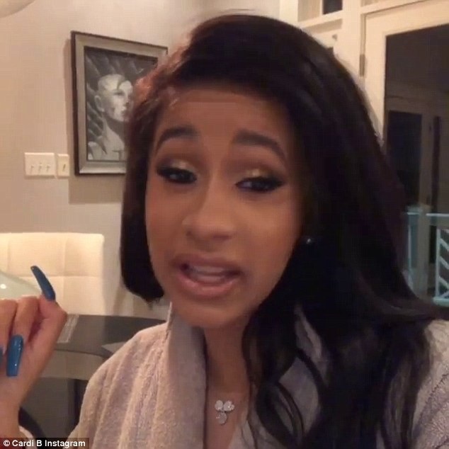 Choáng với những kiểu móng tay cầu kỳ của Cardi B - 4
Mới đây chủ nhân của bản hit Money bag tiết lộ cô đã thay kiểu móng tay từ nhọn thành vuông để tránh làm xước da bé gái mới sinh của cô