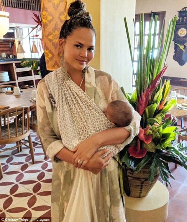 Chrissy Teigen không che giấu dáng sồ sề sau sinh - 1
Chrissy Teigen mới sinh đứa con thứ 2 cách đây 2 tháng và cô chưa thể thấy lại vóc dáng thon gọn