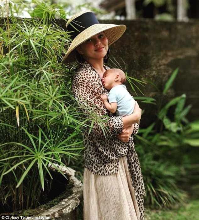 Chrissy Teigen không che giấu dáng sồ sề sau sinh - 8
Cô tiết lộ sẽ sinh thêm đứa con thứ 3 trong tương lai gần