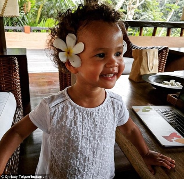 Chrissy Teigen không che giấu dáng sồ sề sau sinh - 9
Con gái đầu lòng của siêu mẫu - bé Luna, 2 tuổi