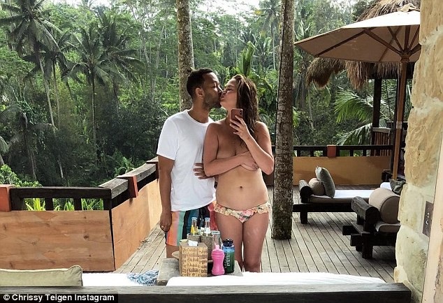 Chrissy Teigen không che giấu dáng sồ sề sau sinh - 2
Tuy nhiên siêu mẫu áo tắm vẫn tự tin khoe ảnh sồ sề sau sinh. Cô cho biết đó là điều bình thường với phụ nữ mới sinh và chồng cô càng trân trọng vợ hơn