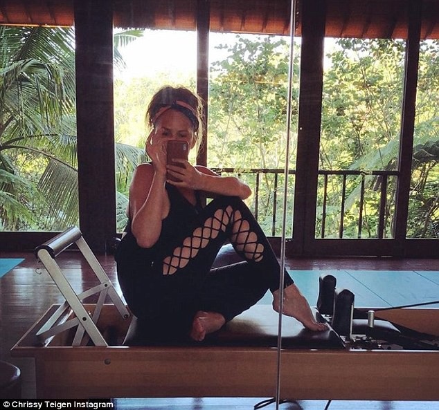 Chrissy Teigen không che giấu dáng sồ sề sau sinh - 11
Teigen và John Legend có con đầu lòng bằng phương pháp thụ tinh ống nghiệm