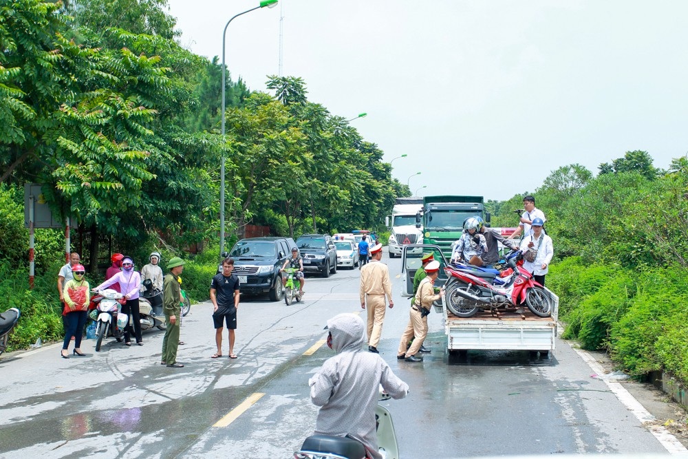 CSGT Hà Nội dùng xe tải chở người dân qua điểm ngập - 5
Đây là tuyến đường hàng ngày của rất nhiều người dân ở ngoại thành qua lại trung tâm thành phố.