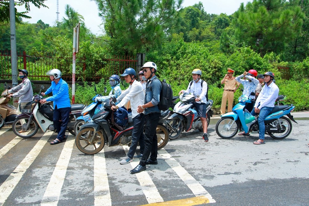 CSGT Hà Nội dùng xe tải chở người dân qua điểm ngập - 8 Nhiều người dân đang chờ đợi đến lượt mình di chuyển qua đoạn ngập.