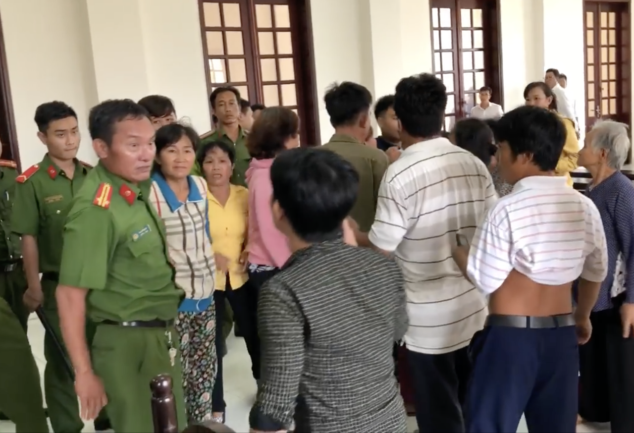 Khởi tố 2 người đuổi đánh kiểm sát viên ngay tại Toà - 2 Lực lượng công an có mặt ổn định tình hình