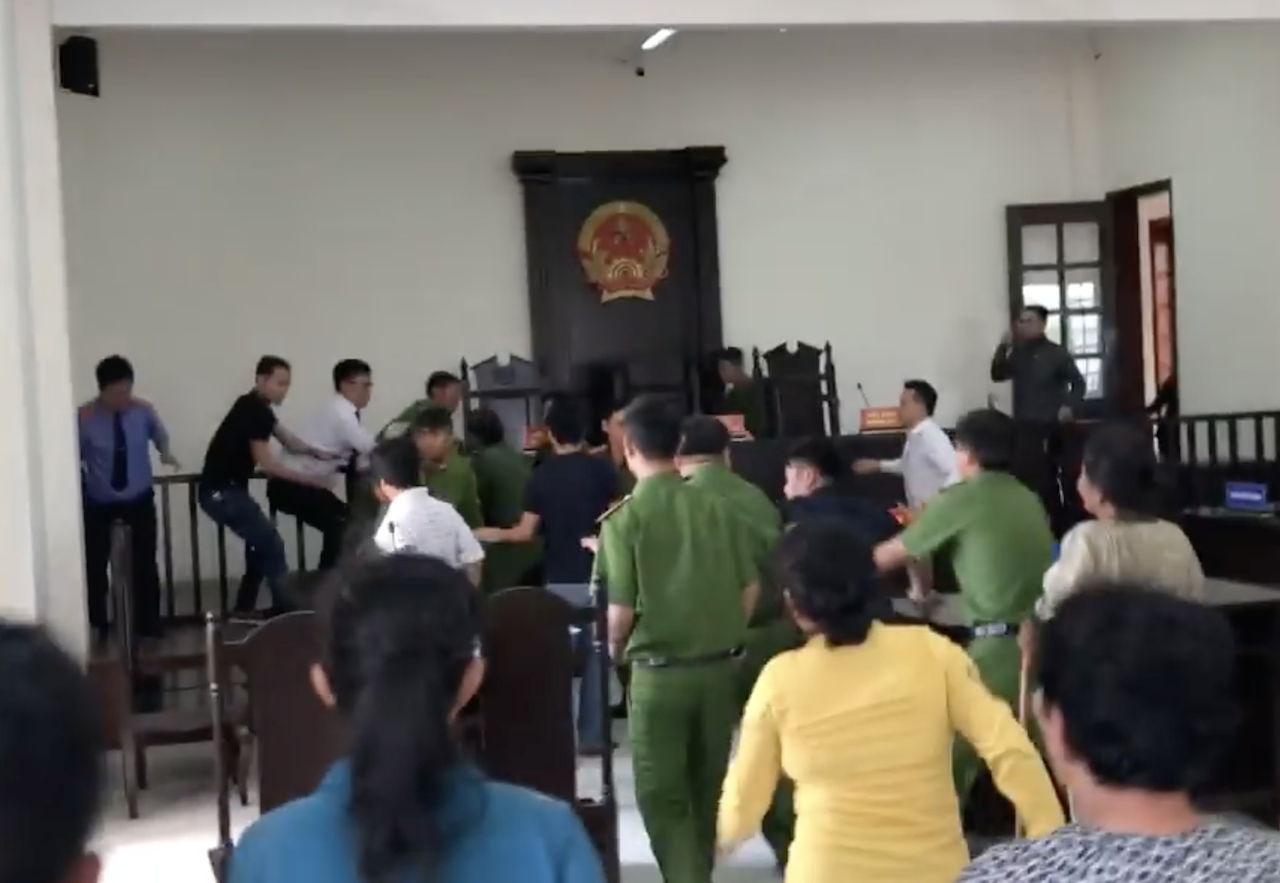 Khởi tố 2 người đuổi đánh kiểm sát viên ngay tại Toà - 1 Ông Hiền lao lên tấn công kiểm sát viên ngay tại Toà
