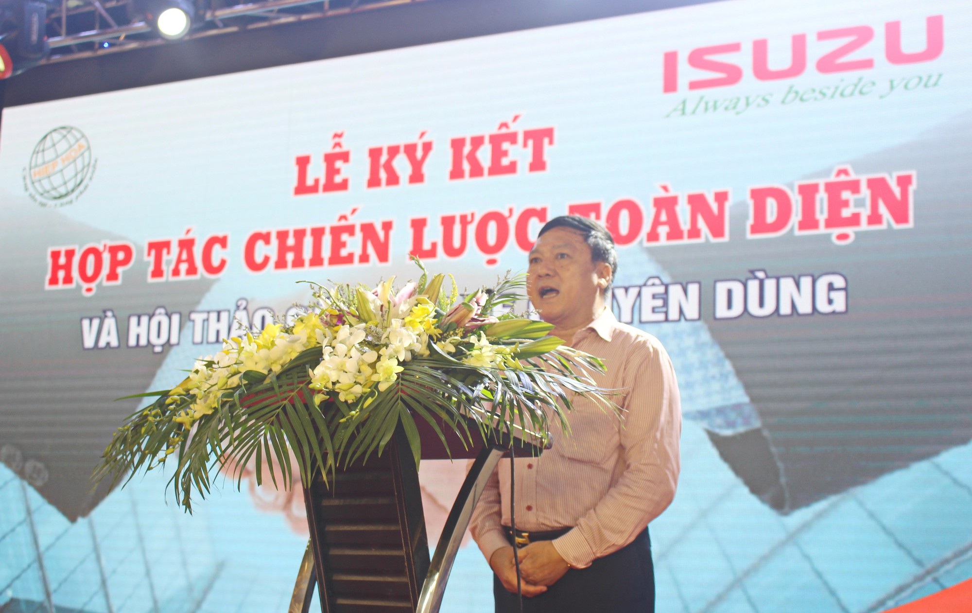 Isuzu Việt Nam hợp tác với Hiệp Hòa sản xuất xe chuyên dùng vừa tốt vừa rẻ - 2 ông Đào Mạnh Hùng, Tổng Giám đốc Công ty TNHH Thương mại & Thiết bị Môi trường Hiệp Hòa khẳng định xe ép rác Việt Nam vượt trội hơn của Hàn Quốc. (Ảnh: Hồng Vân)